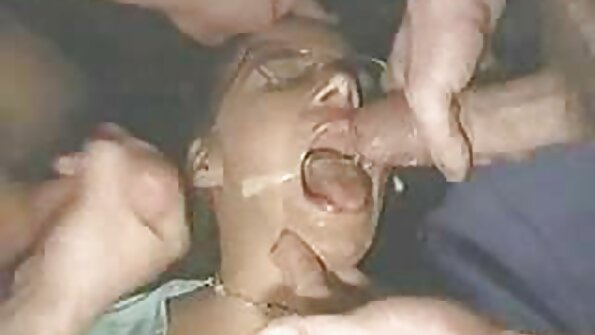 सेक्सी पछाडिको महिला डग्गी स्टाइलमा छिरेको छ