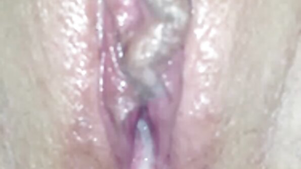 मीठो देखिने पोर्न कुखुराले उनको तंग योनी प्वाल अन्वेषण गर्दै